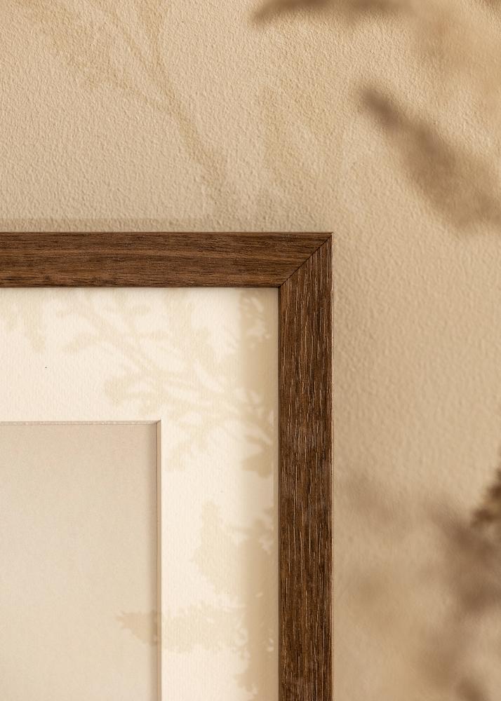 Ram med passepartou Frame Hermes Walnut 70x90 cm - Mounts White 60x80 cm