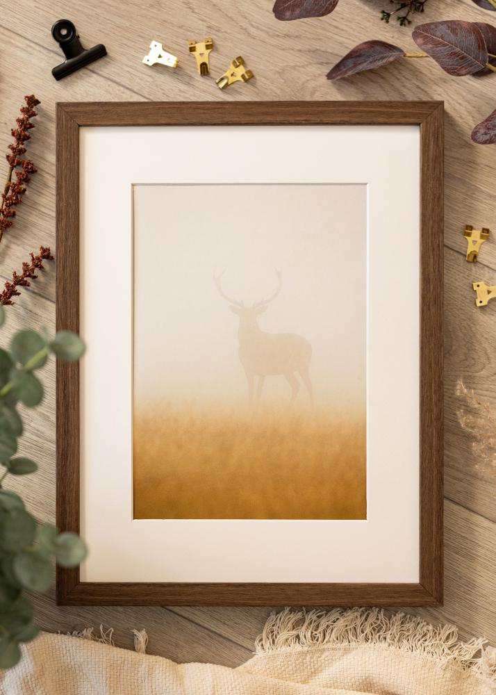 Ram med passepartou Frame Hermes Walnut 70x90 cm - Mounts White 60x80 cm