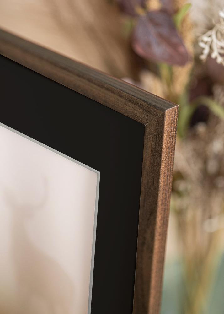 Ram med passepartou Frame Stilren Walnut 18x24 cm - Picture Mount Black 13x18 cm