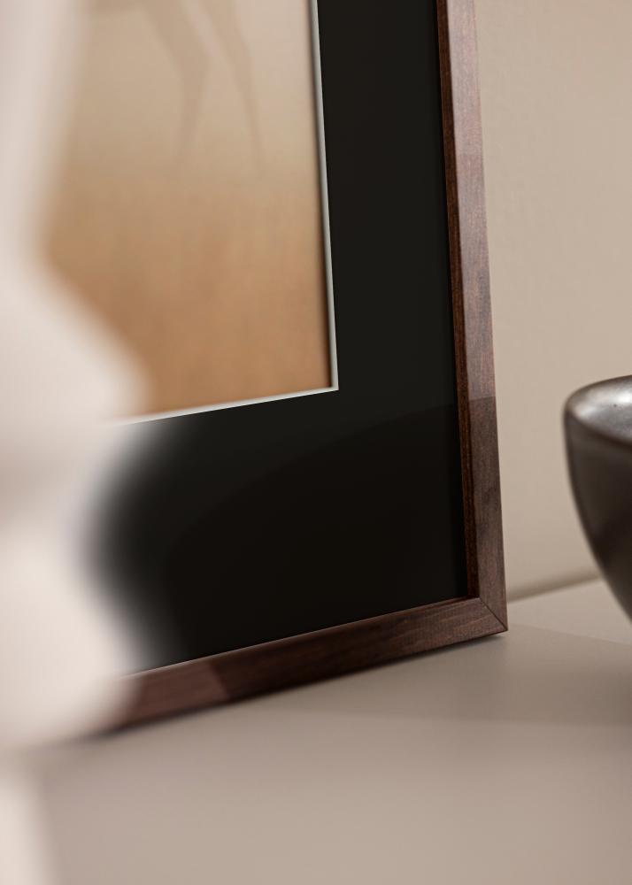 Ram med passepartou Frame Galant Walnut 50x70 cm - Picture Mount Black 33x56 cm