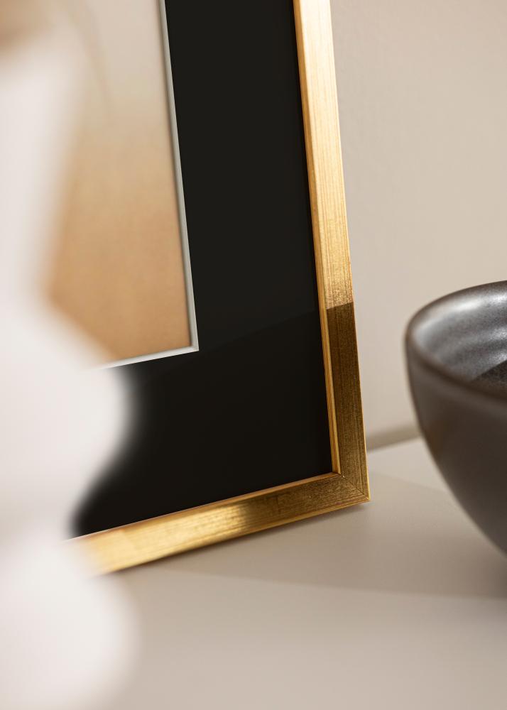 Ram med passepartou Frame Edsbyn Gold 30x40 cm - Picture Mount Black 8x12 inches